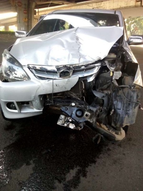 Adu Banteng dengan Mikrolet di Jl Pemuda, Mobil Ini Rusak Parah