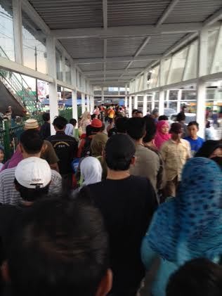 Antrean Calon Penumpang Mengular, Stasiun Bogor Penuh Sesak