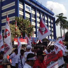 Imbas Demo di MK, TransJ Dialihkan dan Tak Berhenti di Halte Monas