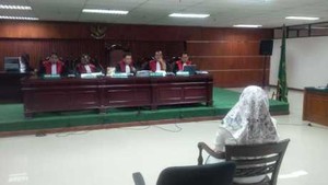 Dituntut 10 Tahun, Atut Ditemani Menantu Langsung Salat