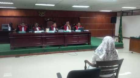 Dituntut 10 Tahun, Atut Ditemani Menantu Langsung Salat