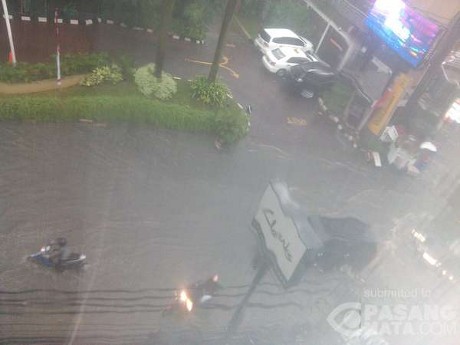 Hujan Deras Buat Jalan Kemang Raya Banjir