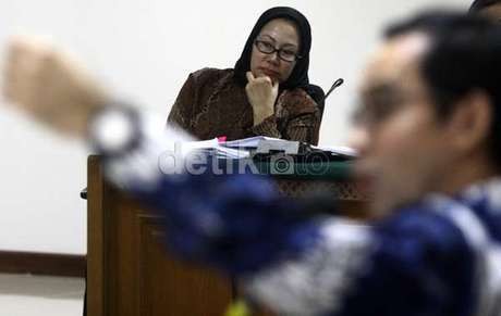 Airin Tolak Komentari Tuntutan Ratu Atut