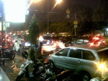 Pengendara Tak Disiplin dan Main Terobos, Lalin di Bawah Flyover Cawang Ruwet
