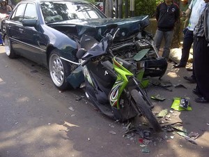 Mercy Tabrak Motor di Mampang Gara-gara Kopaja Rem Mendadak