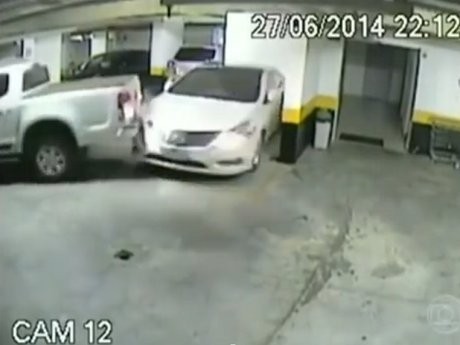 Edan, Pengendara Ini Tabrak Mobil Lain Agar Dapat Tempat Parkir!