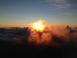 Saat Turis Asing Tepuk Tangan Melihat Sunrise di Kelimutu