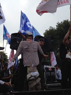 Orator Demo di Depan MK Kembali Ajak Massa Prabowo-Hatta Tangkap Ketua KPU