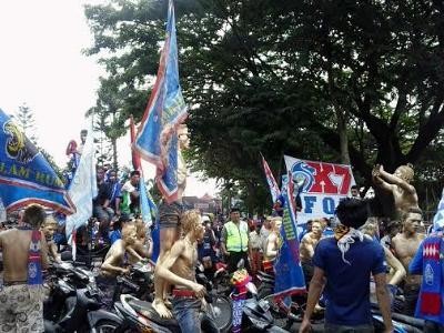 Peringati HUT Arema, Aremania Birukan Jalanan