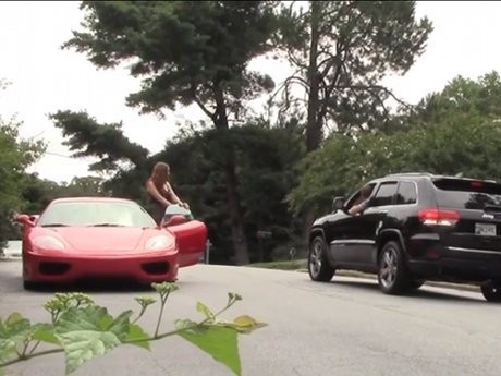 Terbukti, Wanita Pengendara Ferrari Bikin Lumer Hati Pria