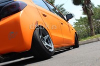 Untuk memasang ban ukuran Accelera Alpha 195-45 dan pelek XXR 15 inci masuk ke fender dan terlihat ceper, lajang ini harus tarik bodi (body wide) sebanyak 2-3 sentimeter.