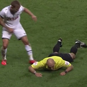 Pernah Tekel Jatuh Howard Webb, Lewis Holtby Memuji Sang Wasit