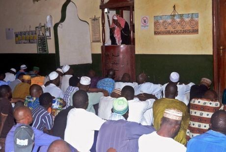 Berdoa Agar Setan Ebola Pergi, Masyarakat Penuhi Tempat Ibadah