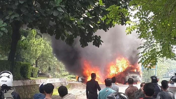 Ada Pemotor yang Kecemplung Kali pada Insiden 3 Mobil Terbakar di Bintaro