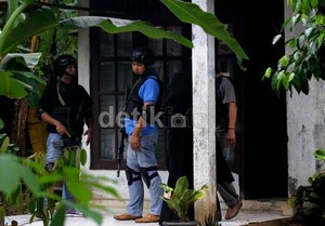 FN dan 25 Butir Peluru Kaliber 9 MM Disita Densus dari Rumah Riyanto