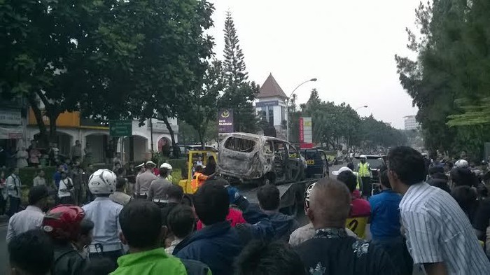 Polisi Gunakan Fork Lift untuk Evakuasi Mobil Terbakar di Bintaro