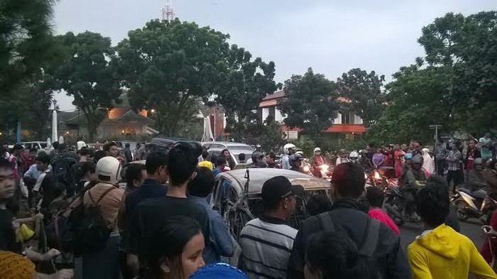 Petugas Evakuasi 3 Mobil Terbakar di Bintaro, Arus Lalin Macet