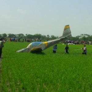 Hidung Menancap ke Sawah, Ini Wujud Pesawat Latih yang Mendarat Darurat
