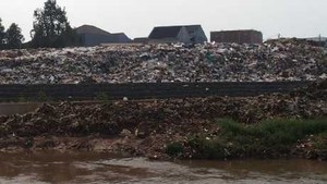 Bantaran Kali Pesanggrahan Dikepung Gunungan Sampah