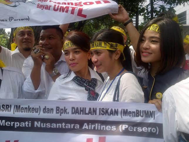 Aksi Pramugari Cantik Merpati Tuntut Gaji dan THR di Kantor Dahlan