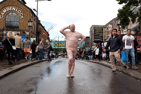 Aneh! Seniman Ini Jalan-jalan di London dengan Baju Kulit Ayam
