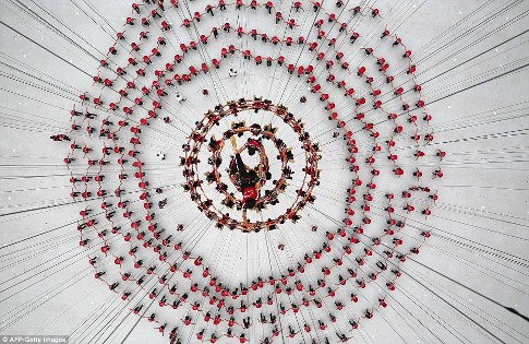 120 Murid Seni Beladiri Menari di Udara