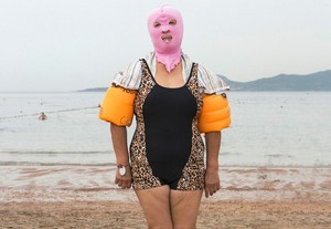 Super Aneh, Masker Anti Kulit Hitam di Pantai Ala China