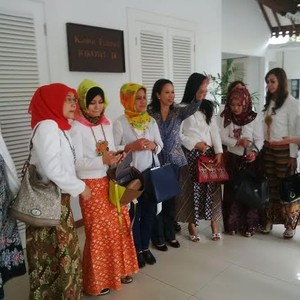 Kantor Tim Transisi Jokowi-JK Dikunjungi Ibu-ibu Modis Teman Iriana