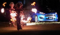 Penari api beraksi di depan Ford Fiesta EcoBoost. Mobil ini merupakan mobil dengan mesin 3 silinder pertama dari Ford.    taran dan suara dari mesin. Namun, Ford mengklaim kalau Fiesta EcoBoost berbeda. Mesin ini senyap, tidak seperti mesin 3 silinder yang saat ini ada di pasaran.