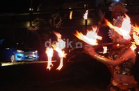 Tanpa memperlihatkan rasa takut, penari api Bali menari-nari di depan Ford Fiesta.