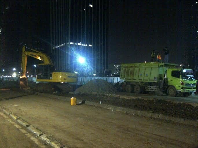 Rabu Dini Hari, Para Pekerja Sibuk Kerjakan Proyek MRT di Senayan