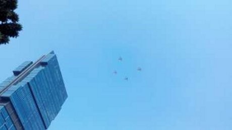 Empat Jet Tempur Bermanuver di Langit Jakarta