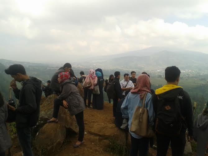 Bila Ingin Selfie ke Tebing Karaton Siap-siap Saja dengan Akses Jalan yang Buruk