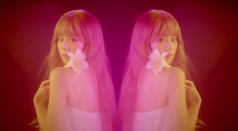 Punggung Seksi Seungyeon di Teaser KARA Mamma Mia