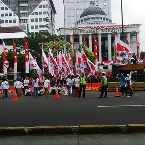 Hari Ini Demo di Depan MK Dipenuhi Wanita Muda Hingga Nenek-nenek