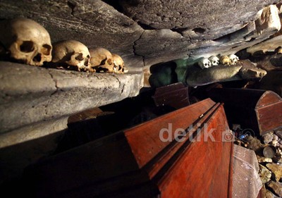 Mengunjungi Pemakaman Dalam Gua Suku Toraja