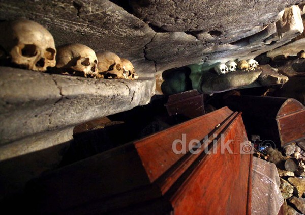 Mengunjungi Pemakaman Dalam Gua Suku Toraja