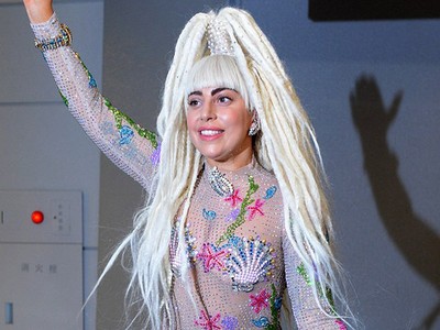 Lady Gaga Nyentrik dengan Kostum Menerawang di Tokyo