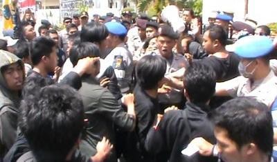 Kericuhan Warnai Aksi Demo Mahasiswa Jember Desak Pengesahan RTRW