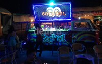 Konsepnya cukup menarik minat wisatawan untuk mampir sejenak sambil menimati keindahan kota Pattaya di malam hari. VW Kombi itu dimodifikasi sedemikian rupa hingga akhirnya membentuk mini cafe.