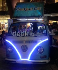 Rata-rata, VW Kombi yang menjadi Coctail Car dimodifikasi pada bagian kabin yang dibuka begitu saja untuk menyimpan berbagai minuman-minuman beralkohol.