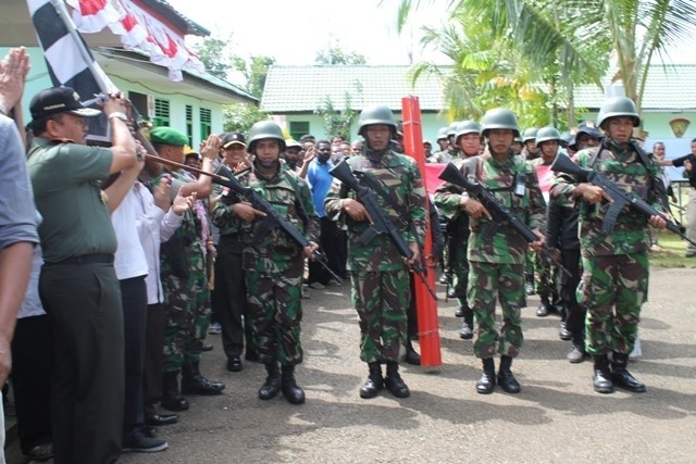 HUT RI ke-69, TNI dan Warga Kibarkan 800 Bendera di Perbatasan RI-PNG