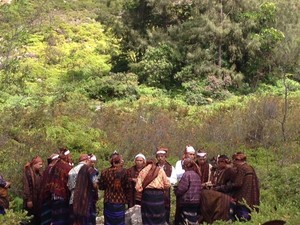 Ratusan Turis Saksikan Upacara Pemberian Makan Roh di Kelimutu