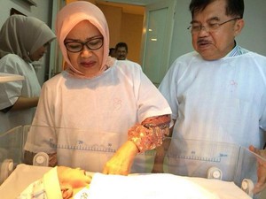 Pulang Dari Amerika, JK Langsung Tengok Cucu yang Baru Lahir