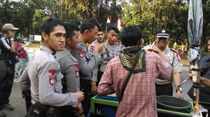 Begini Cara Polisi Melepas Lelah Usai Amankan Sidang MK