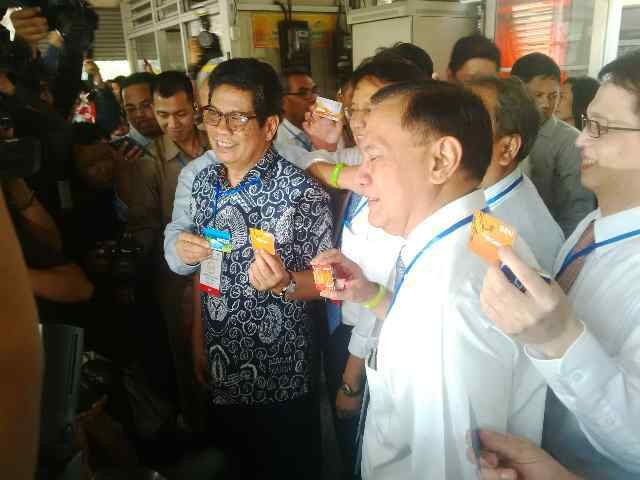 Agus Marto dan Bos Bank Ajak Masyarakat Tak Pakai Uang Tunai di TransJ