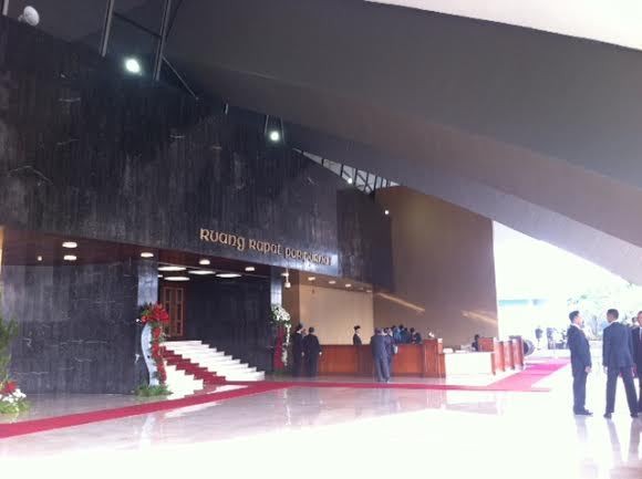 Bentangan Karpet Merah di Ruang Paripurna Parlemen Jelang Kehadiran SBY