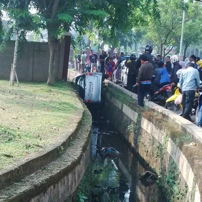 Mobil Nyemplung dan Terjepit di Selokan di Bintaro, Lalu Lintas Macet