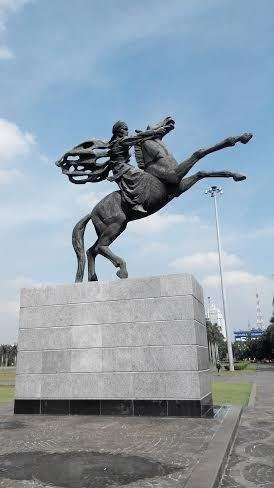 berdasarkan fungsinya monas merupakan tugu