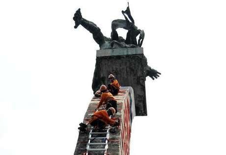 Pemanjat Tebing Dilibatkan Dalam Proses Pemandian Patung Pancoran